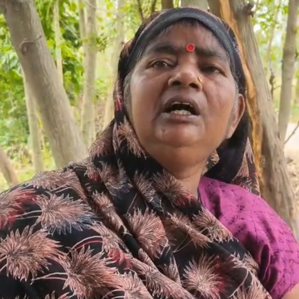 बदायूं में दिनदहाड़े महिला का कुंडल लूटा:बेटे संग मंदिर से लौट रही मां, पुलिस ने 5 दिन में चोर पकड़ने का दिया अश्वासन