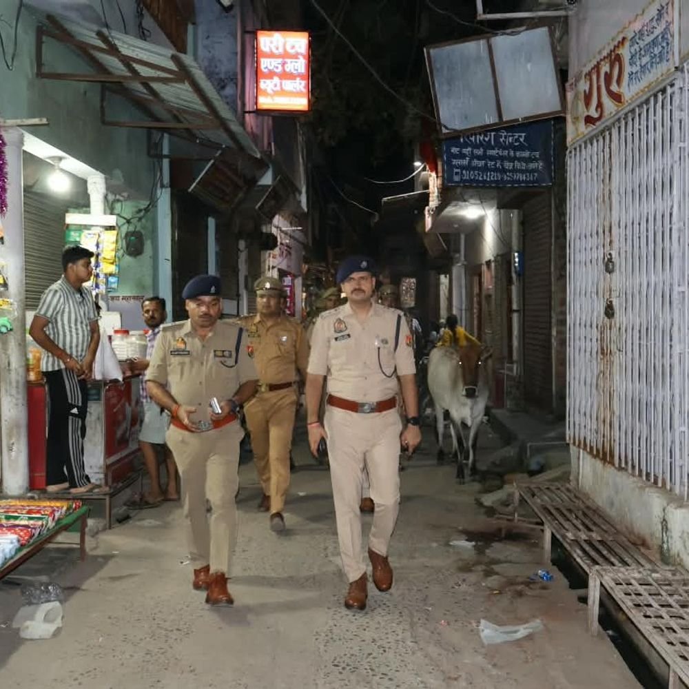 औरैया में एसपी ने फ्लैग मार्च कर सुरक्षा परखी:संदिग्ध व्यक्तियों और वाहनों की हुई सघन चेकिंग, नवरात्रि-दशहरा को लेकर अलर्ट