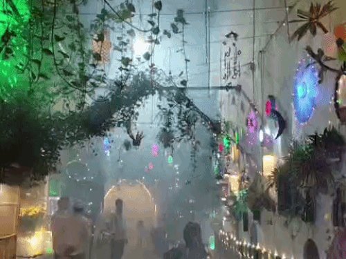 मेरठ की वेस्ट मटेरियल से सजाई गली सोशल-मीडिया पर वायरल:पुरानी बोतलों, बल्बों से बदली गली की सूरत, बोल-सुन नहीं सकते उस्मान हुनर से बनाई अलग पहचान