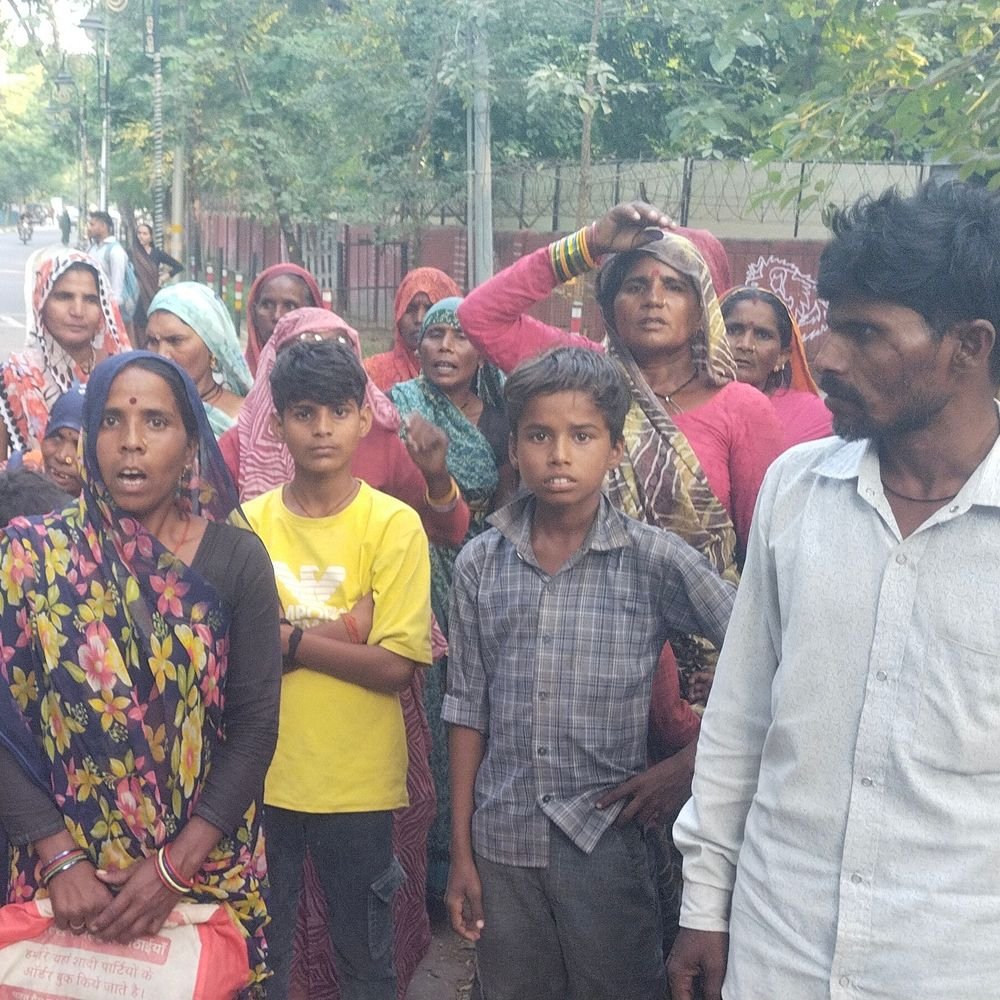 सोलर प्लांट के लिए जमीन अधिग्रहण में महिलाओं से ठगी:ललितपुर में डीएम से शिकायत, 13 लाख बताकर 7 लाख ही दिए