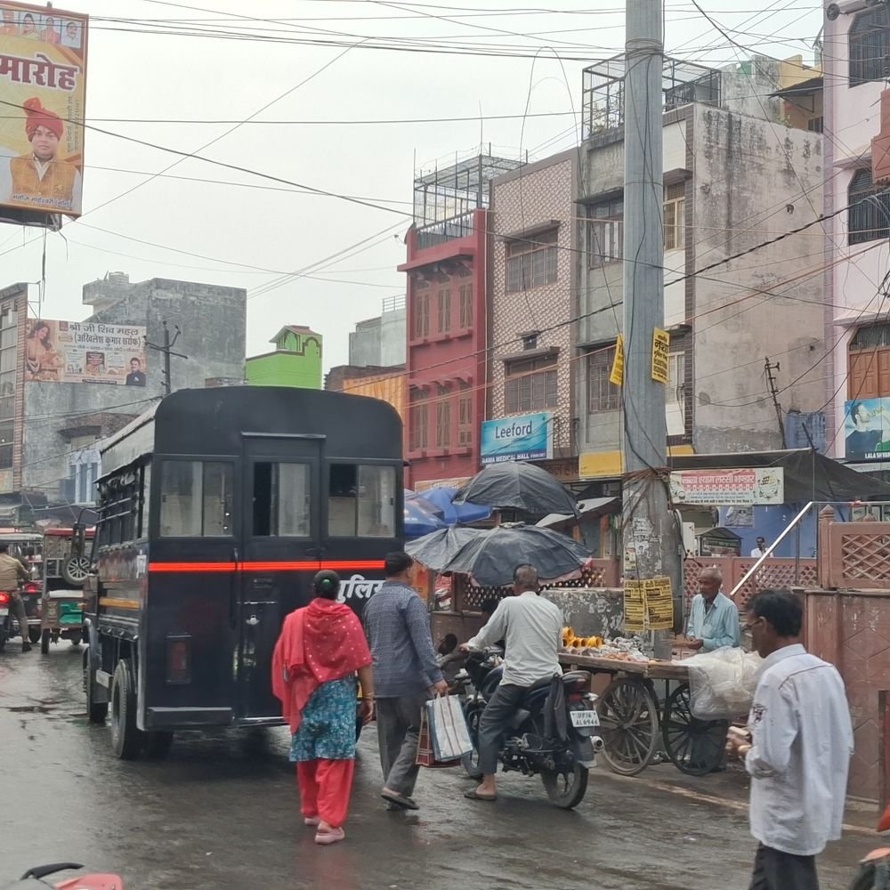कासगंज में तेज हवाओं के साथ बारिश हुई:गुरुवार शाम 4 बजे बदला मौसम, लोग दुकानों और छज्जों के नीचे रुके