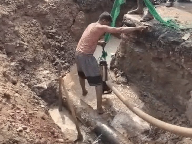 कोठी मीना बाजार में 8 इंच की गंगाजल लाइन फटी:लाखों लीटर पानी बर्बाद, सड़क धंसी, नहीं हुई लाइन की मरम्मत