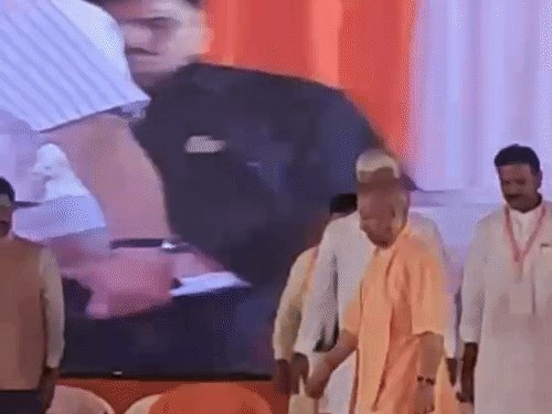योगी राजूपाल हत्याकांड पर बोले, पूजा पाल का नाम लिया:उमेश पाल का जिक्र नहीं, जया पाल का नाम नहीं लिया, पूजा मंच पर रहीं