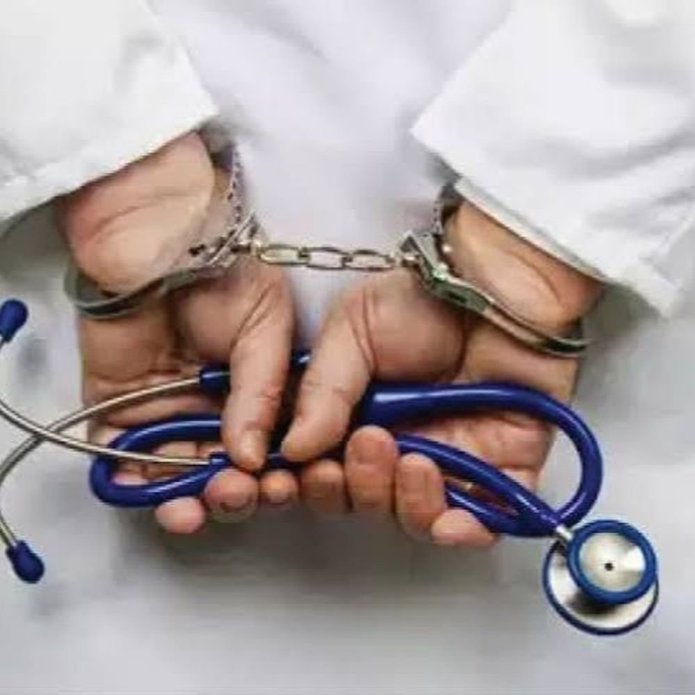 डॉक्टर की मोहर-फर्जी हस्ताक्षर से बनाए सर्टिफिकेट, FIR:अलीगढ़ में निजी क्लीनिक संचालक डॉक्टर के नाम पर प्रिस्क्रिप्शन पैड का इस्तेमाल, दवाएं तक लिखने का आरोप