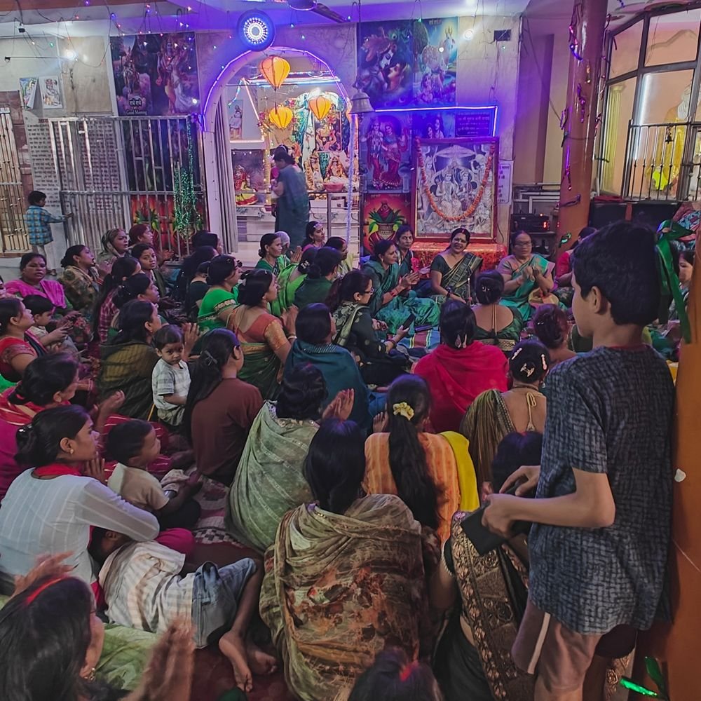 गोमती नगर के शिवभोला मंदिर में गूंजे माता के भजन:महिला मंडल ने भजन-कीर्तन से माहौल भक्तिमय किया, 7 साल से चल रहा आयोजन