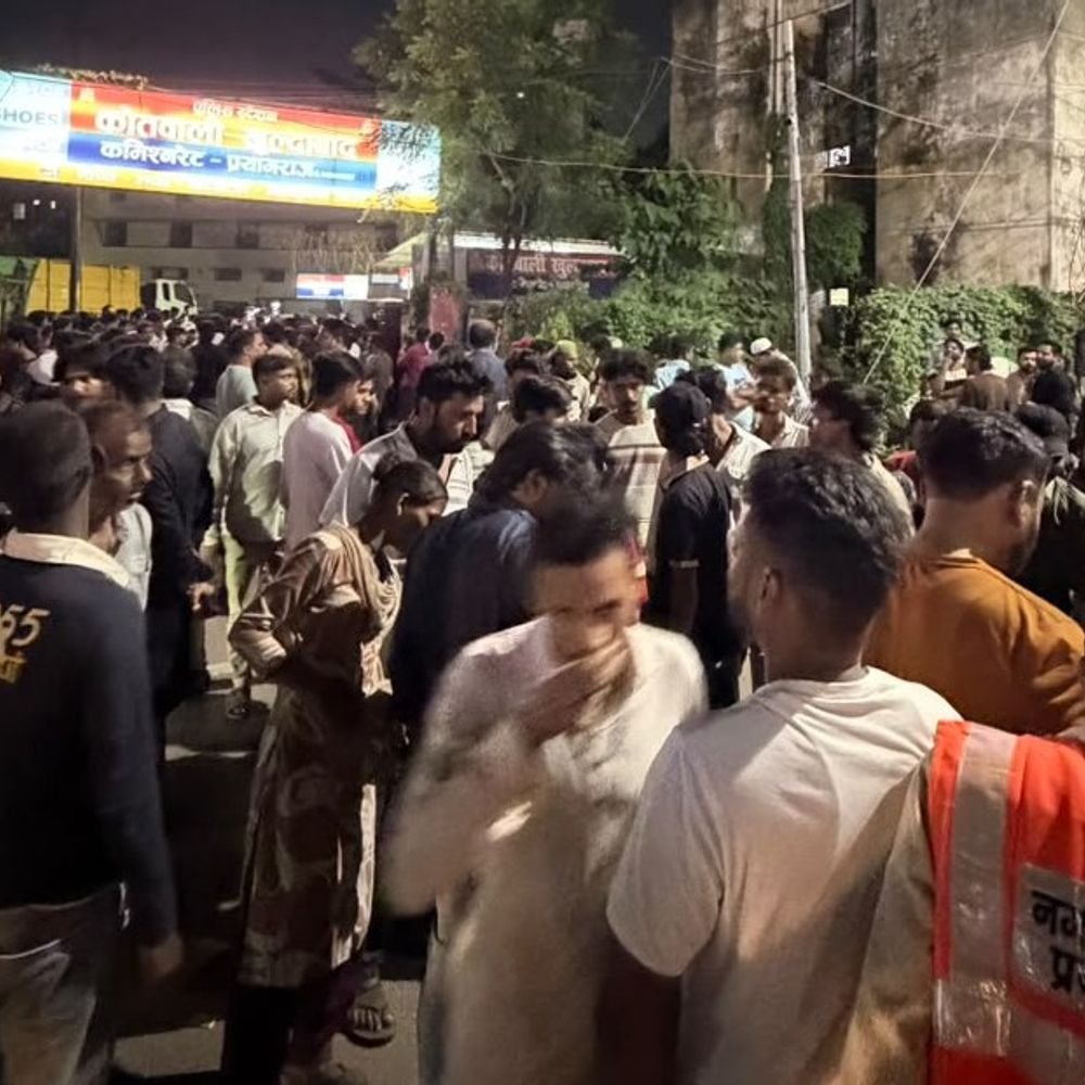पिटाई से गुस्साए लोगों ने आधी रात थाना घेरा:प्रयागराज में खुल्दाबाद थाने के बाहर नारेबाजी, चौकी इंचार्ज पर आरोप