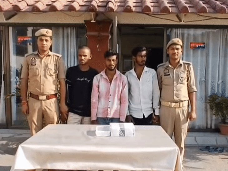 गोरखपुर में ई-रिक्शा में सवारी बनकर करते थे मोबाइल चोरी:12 फोन के साथ तीन गिरफ्तार; फोन मांगने पर यात्री को दी धमकी