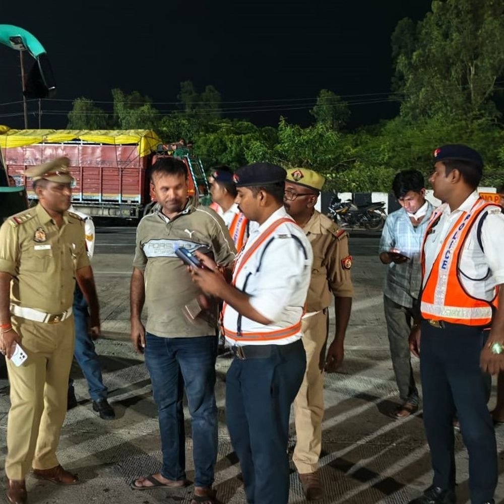 कानपुर देहात में सड़क सुरक्षा को लेकर चेकिंग:32 वाहनों के चालान, 3.10 लाख रुपए शमन शुल्क वसूला; नंबर प्लेट की जांच