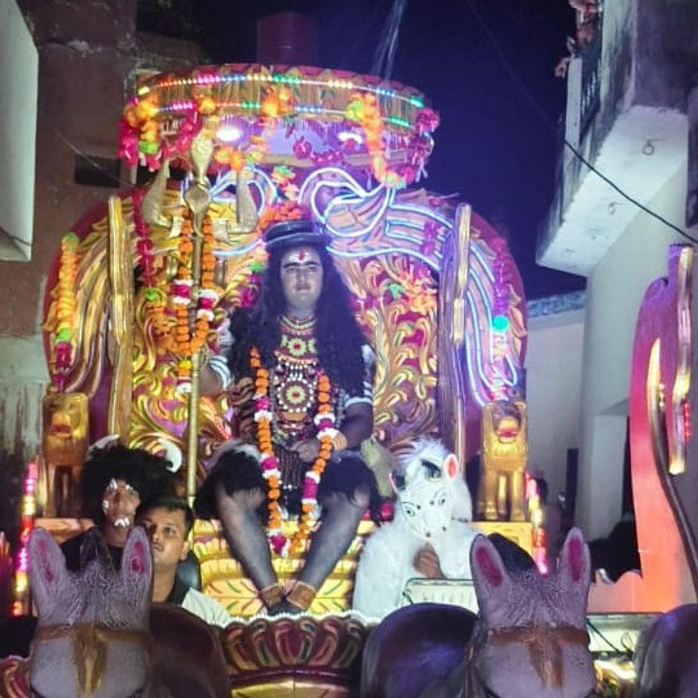 100 साल पुरानी रामलीला में शिव बारात धूमधाम से निकली:फर्रुखाबाद में थाने से गंगा रोड होते हुए रामेश्वर नाथ मंदिर पहुंची, जगह-जगह हुई आरती
