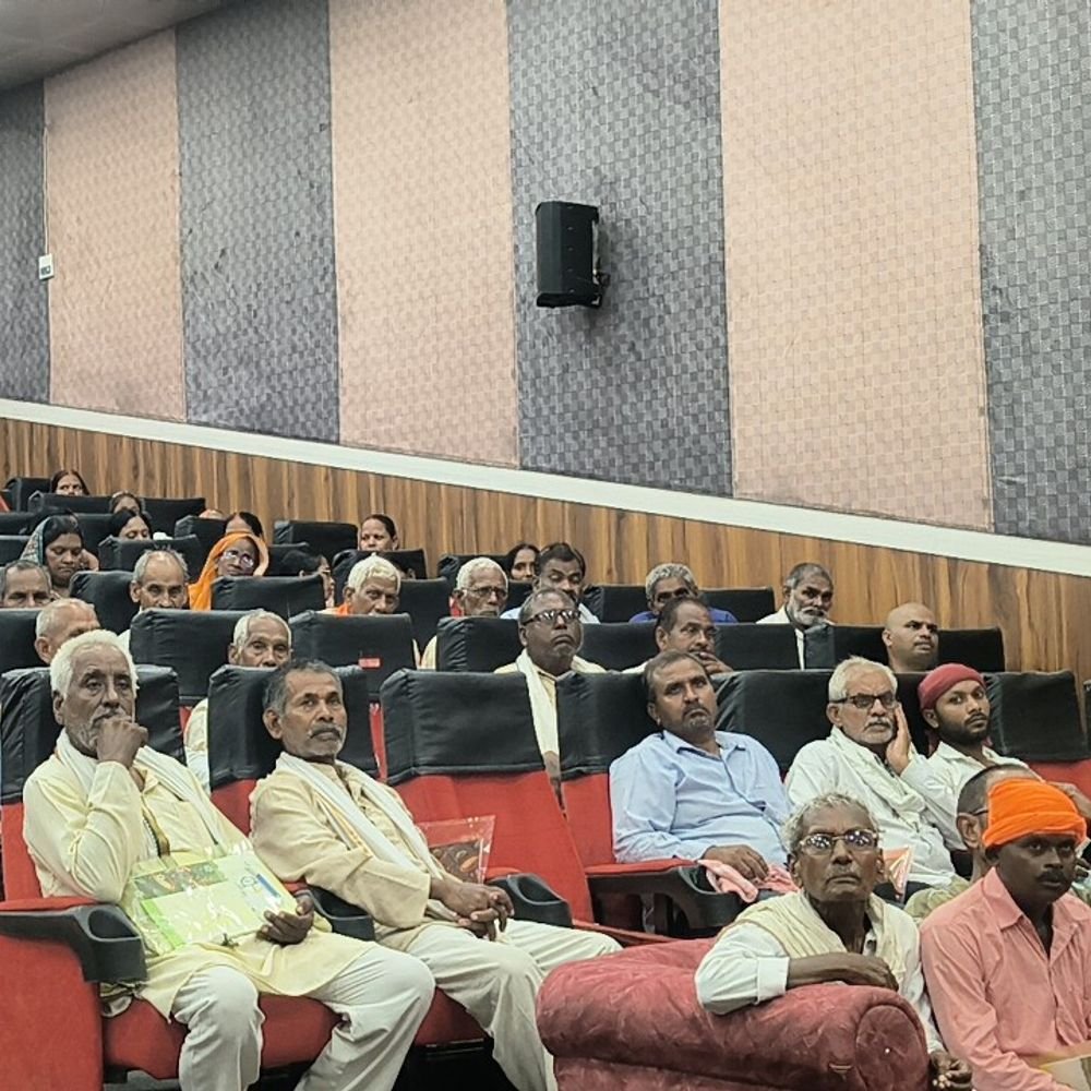 मऊ में मखाना खेती को बढ़ावा देने किसान मेला:250 किसानों ने जानी खेती की तकनीक; मछली पालन से अतिरिक्त कमाई के बताए तरीके