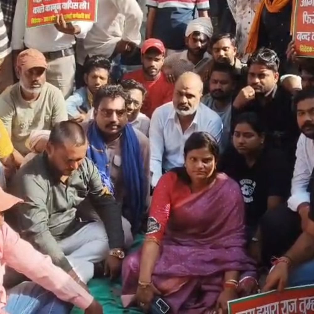 15 हजार वेतन की मांग पर सफाई कर्मचारियों का धरना:फिरोजाबाद में समर्थन में महापौर भी बैठीं, बोलीं- मांग को गंभीरता से ले निगम