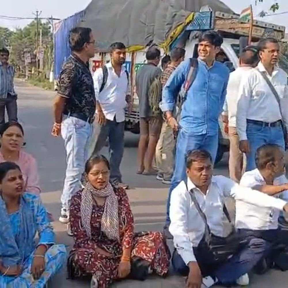 लखनऊ धरना देने जा रहे संविदा कर्मचारियों को रोका:कर्मचारियों ने नारेबाजी की, अध्यक्ष बोले- रात से घर पर पुलिस मौजूद