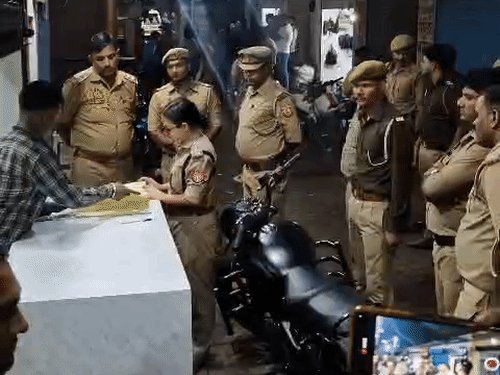 झांसी के 11 होटलों में पुलिस रेड, मिला कुछ नहीं:महिलाएं बोलीं- देह व्यापार होता है, हमारा घर से निकलना भी दूभर हो गया
