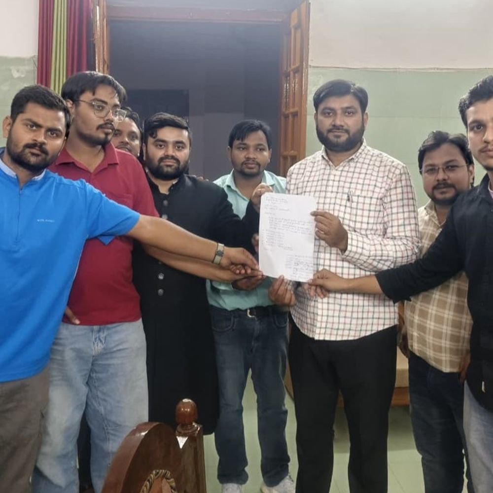 AMU चुनाव की तारीख बदलने की मांग तेज:दीपावली का दिया हवाला, पूर्व छात्र नेताओं ने प्रशासन को सौंपा आवेदन