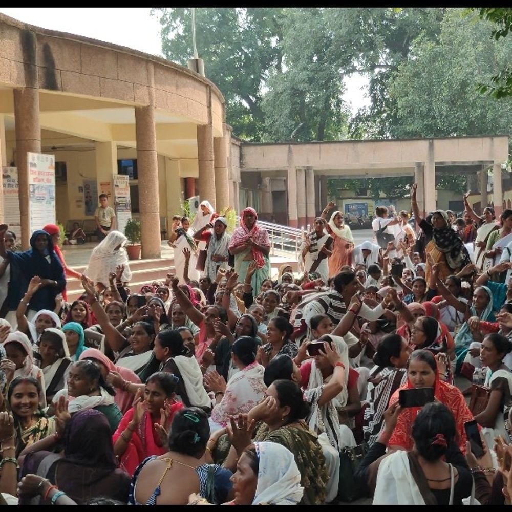 4 मांगों को लेकर आशा कार्यकर्ताओं का कार्य बहिष्कार:बांदा में आज से अनिश्चितकालीन हड़ताल, DM को सौंपा पत्र
