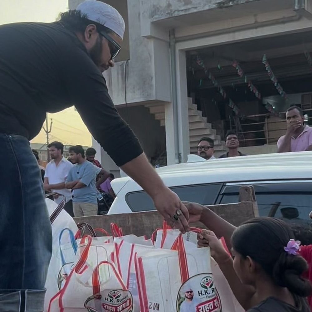 लखनऊ में राहत सामग्री वितरित:बाढ़ प्रभावित इलाकों में राहत पैकेट भेजे, जरूरतमंदों को राशन सामग्री पहुंचाई
