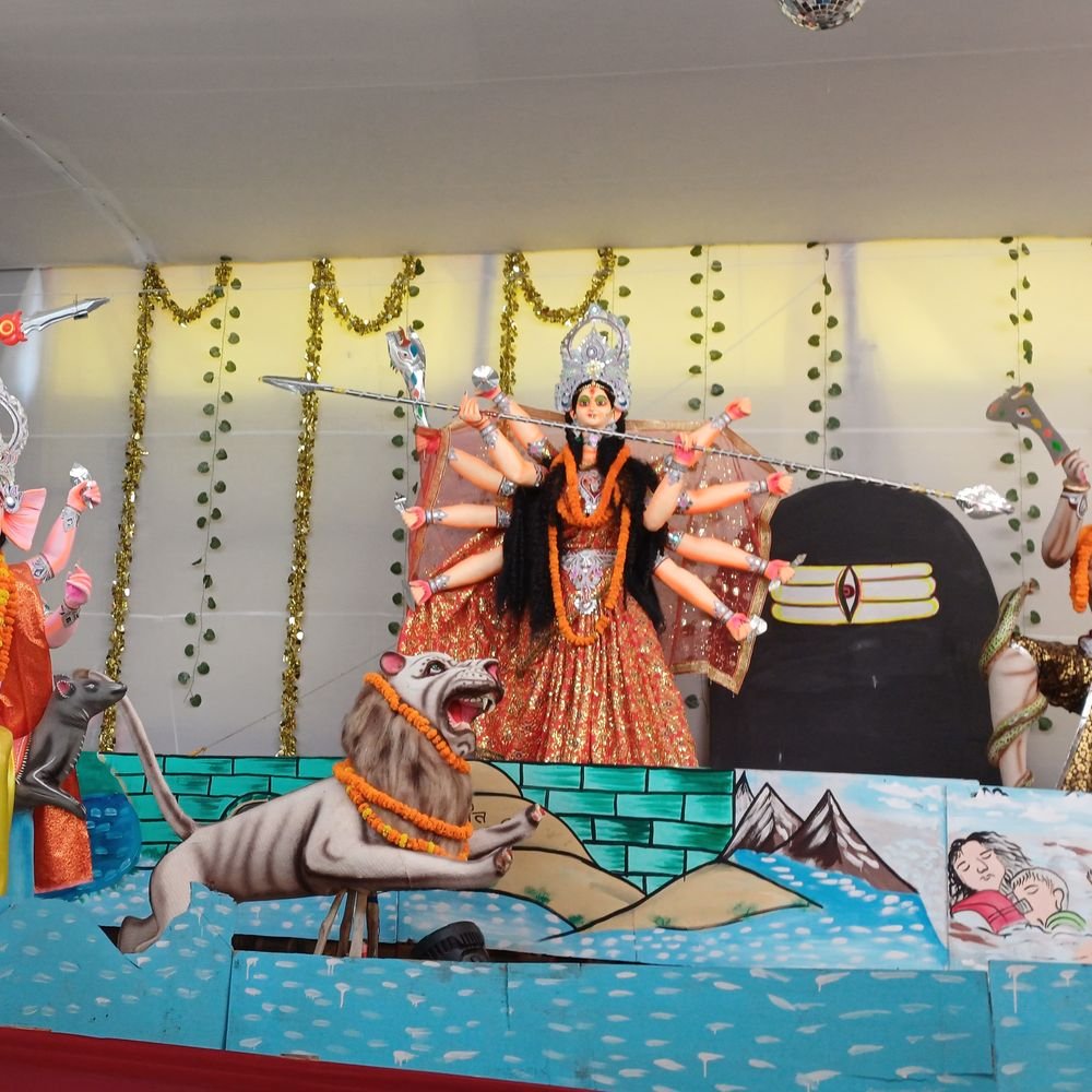 मां दुर्गा की चलती मूर्ति बनी आकर्षण का केंद्र:चंदौली में मां सती सेवा समिति के पंडाल लगी देखने वालों की भीड़