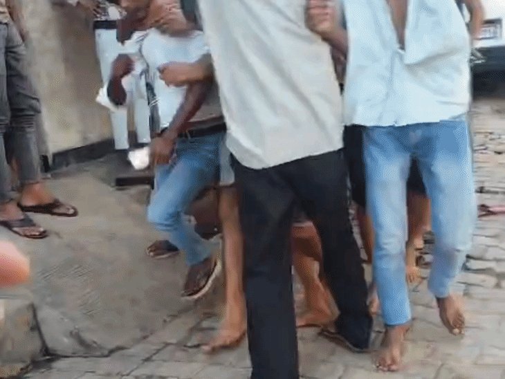 जालौन में ई-रिक्शा चालक को घेरकर पीटा:मारपीट का वीडियो वायरल होने के बाद पुलिस ने शुरू की जांच