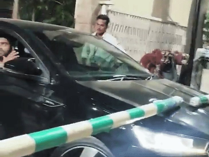 गार्ड से बहस, फिर BMW से बैरियर तोड़कर निकला चालक:सुपरनोवा का वीडियो वायरल; पीछे नंबर प्लेट भी नहीं दिखी, पुलिस ने लिया संज्ञान