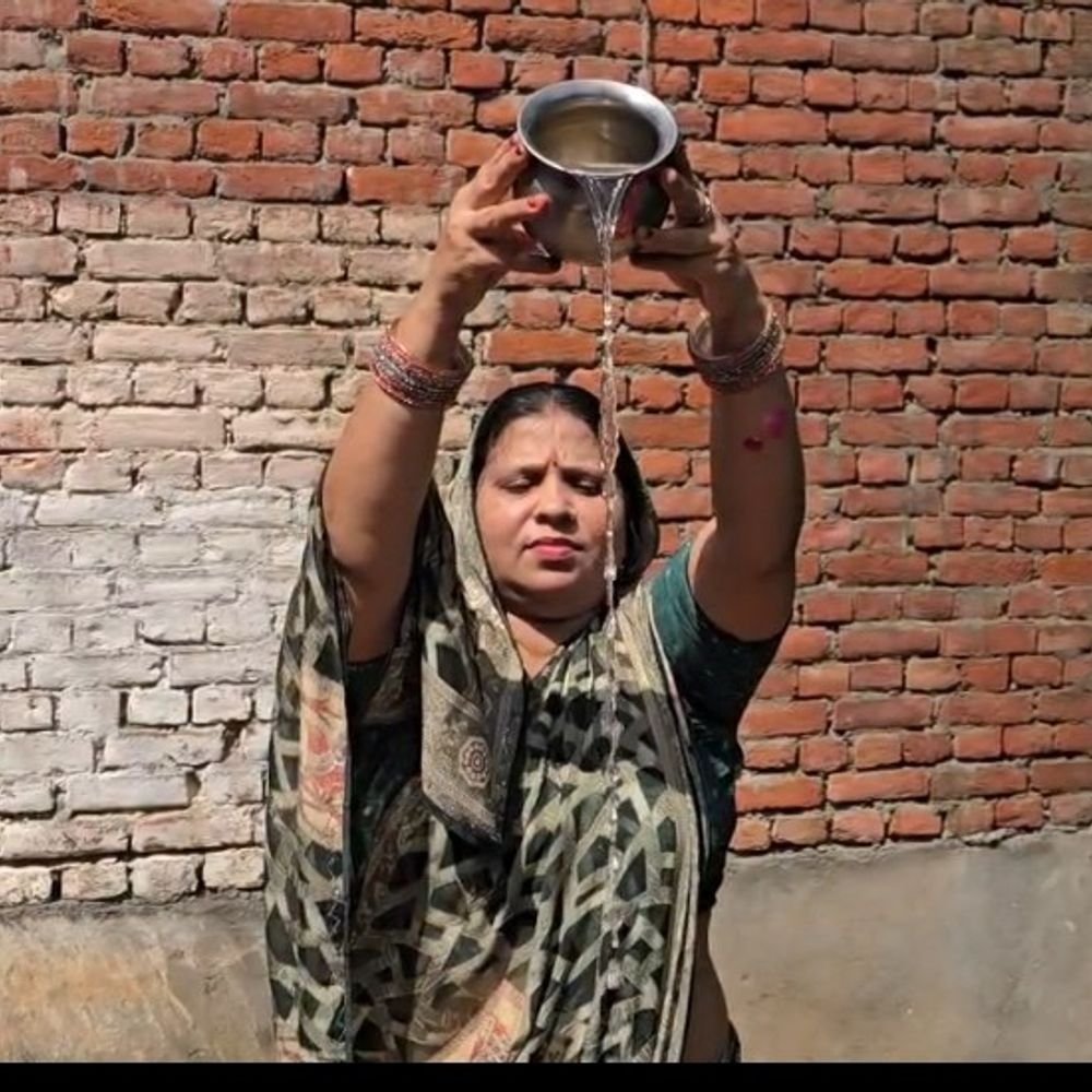 सीता कुंड में महिलाओं ने किया पितरों का तर्पण:मिर्जापुर में बिहार-मध्य प्रदेश से भी पहुंचीं श्रद्धालु, पिंडदान कर सुख-समृद्धि की कामना की