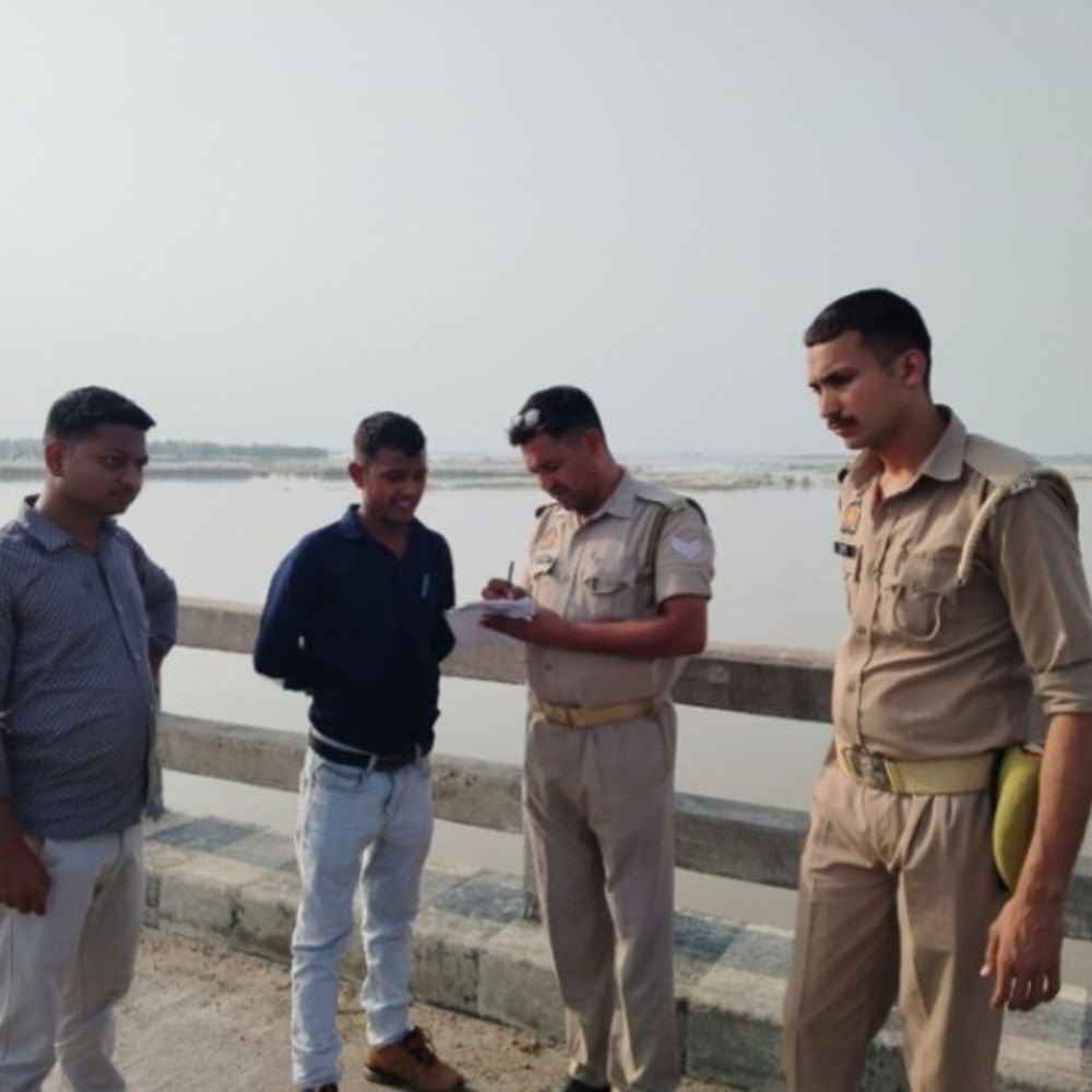नारियल डालने के बहाने नदी में कूदा युवक:भतीजे के साथ दवा लेकर लौट रहा था, पुल से रामगंगा में लगाई छलांग