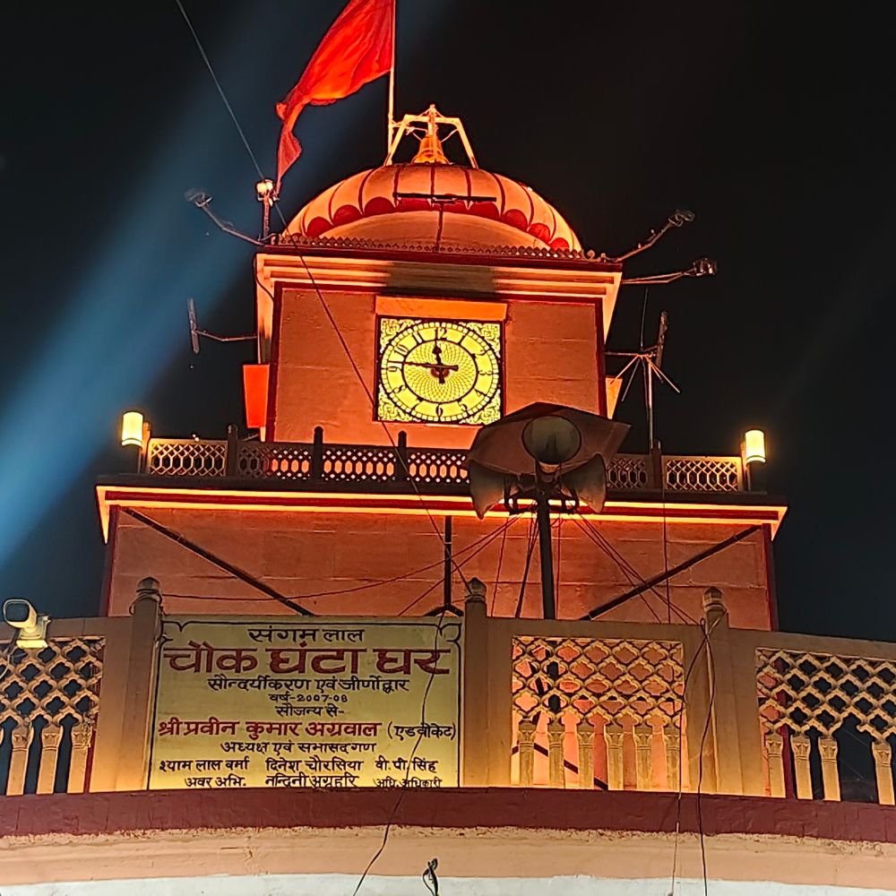 सुल्तानपुर के 150 साल पुराने घंटाघर का बदला स्वरूप:32 लाख से लगा 64 वाटरप्रूफ लाइटें-घड़ी, अयोध्या-हजरतगंज की तर्ज पर बदलेंगे दुकानदारों के बोर्ड