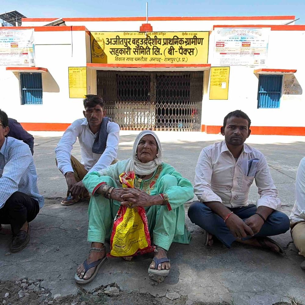 रामपुर में DAP-NPK की किल्लत, बुवाई के लिए किसान परेशान:सचिव 5 मांगों को लेकर अनिश्चितकालीन हड़ताल पर, समितियां बंद