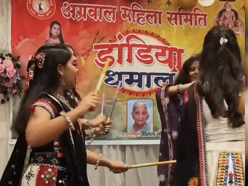 गोरखपुर में डांडिया नाइट्स में महिलाओं ने धमाल किया:गुजराती गीतों पर जमकर थिरकीं, परंपरा और आधुनिकता का संगम दिखा