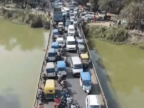 कानपुर-सागर हाईवे पर 5km जाम लगा, 3 घंटे वाहन रेंगे:खेरसा के पास ट्रक खराब होने से ट्रैफिक सिस्टम बिगड़ा, दोनों तरफ कतारें लगीं