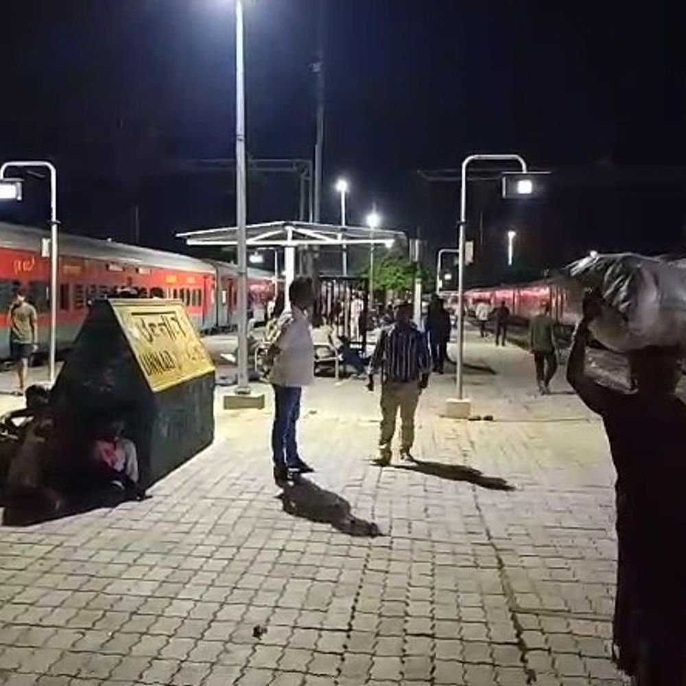 उन्नाव स्टेशन में जापानी यात्री का आईफोन चोरी:उन्नाव में दो ट्रेन यात्रियों का सामान चोरी, मोबाइल में जरूरी दस्तावेज और बुकिंग डिटेल थीं