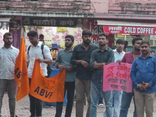 BHU में ABVP का प्रदर्शन:विपक्ष के खिलाफ की नारेबाजी: कहा- देश को नेपाल-बांग्लादेश बनाने का सपना देखने वालों को युवा जवाब देंगे