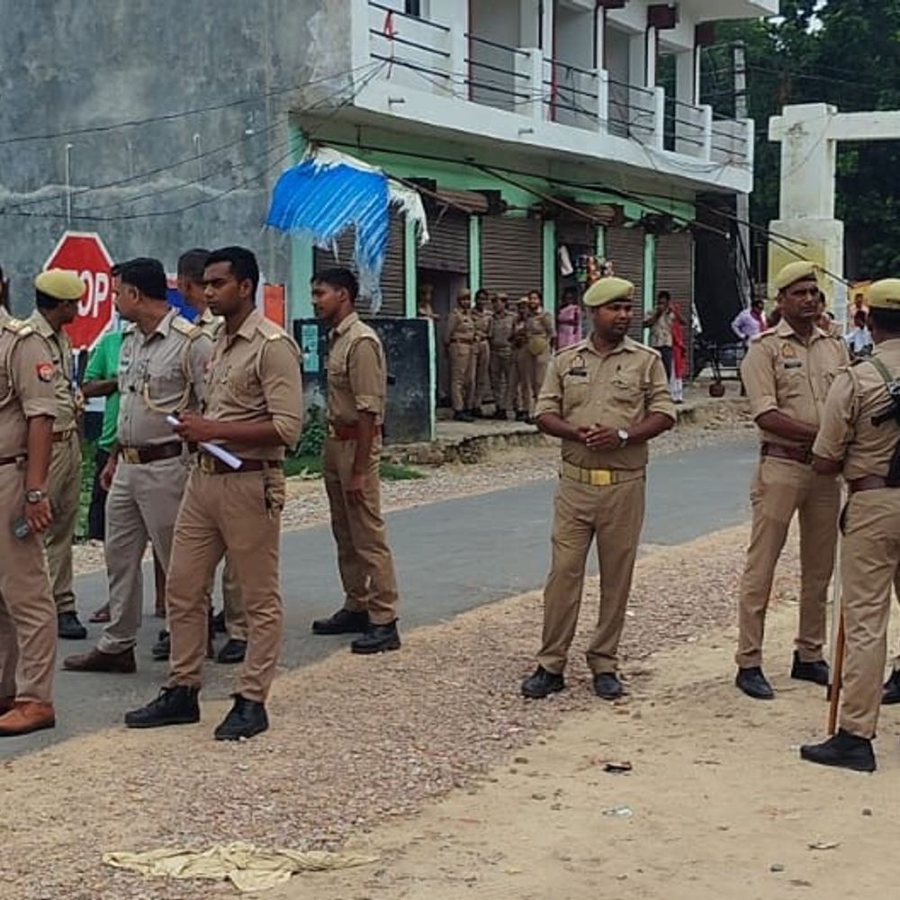 देवरिया में 70 पुलिसकर्मियों के कार्यक्षेत्र बदले:6 दरोगाओं समेत कई की तैनाती बदली, 4 पुलिसकर्मी लाइन हाजिर
