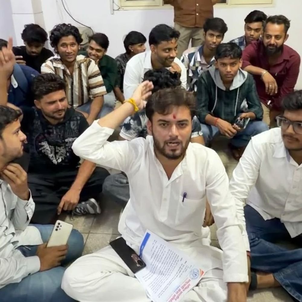 अखिल भारतीय राष्ट्रवादी समिति का प्रदर्शन:अधिकारियों ने समझाया; मेरठ के स्कूल में सफाई के निर्देश दिए