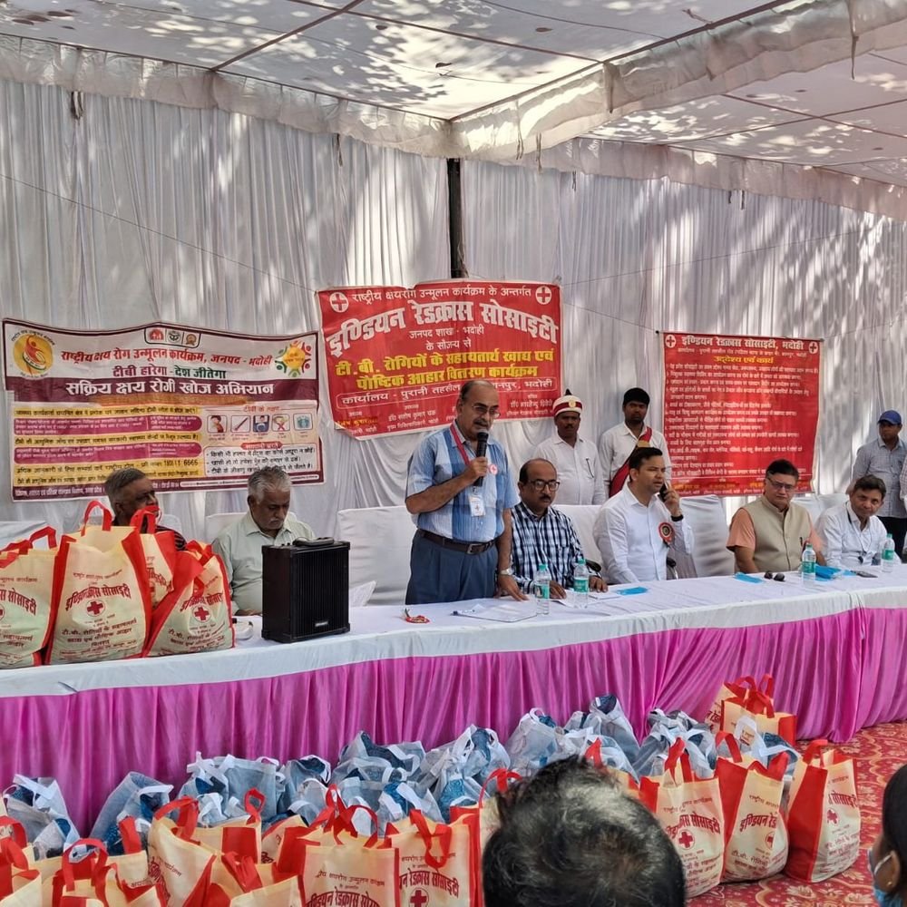 गांधी-शास्त्री जयंती पर 100 टीबी मरीजों को मिली पोषण पोटली:भदोही में डीएम बोले- जिला टीबी मुक्त बनाने में रेड क्रॉस का सहयोग बेहतरीन