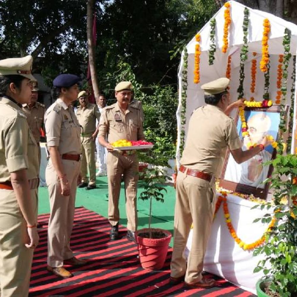 झांसी पुलिस लाइन में गांधी जयंती मनाई:प्रभारी एसएसपी ने पुलिसकर्मियों को शपथ दिलाई, सेवा पदक देकर किया सम्मानित