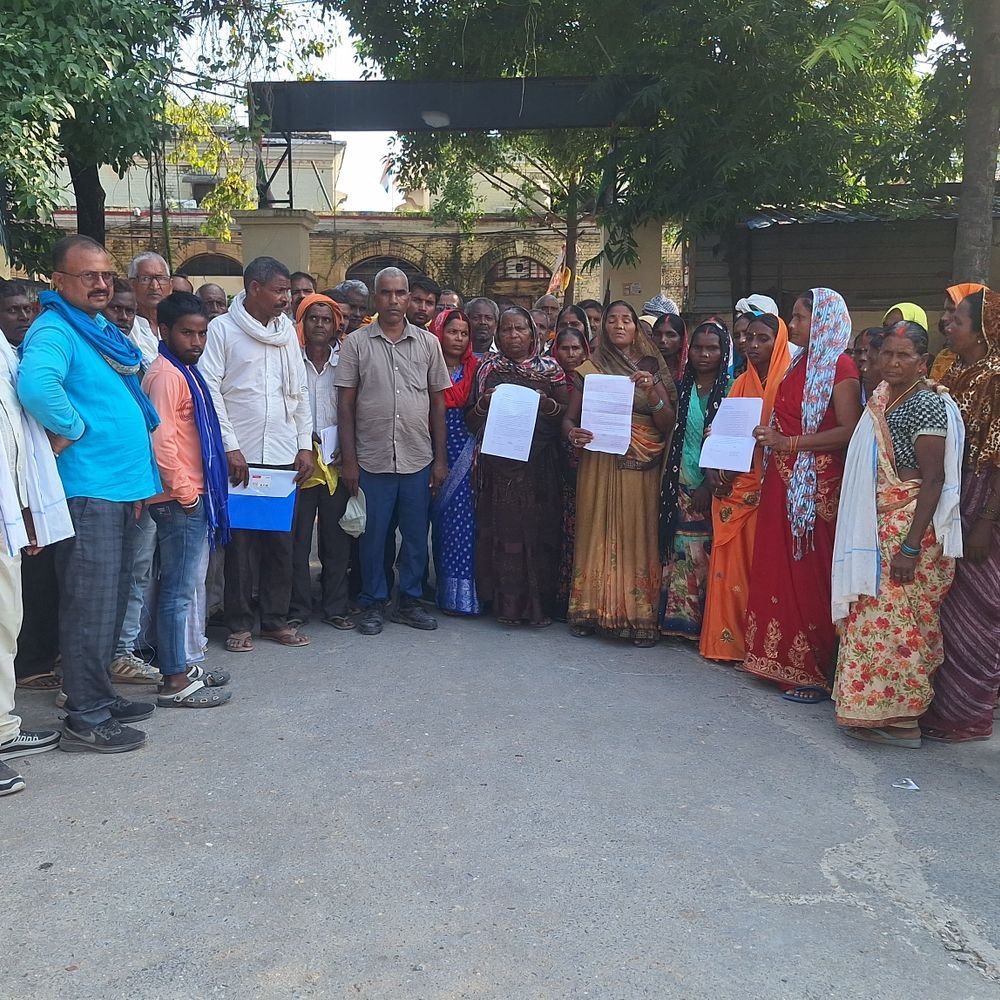 गाजीपुर में आबादी की जमीन के लिए 5.-घंटे डटे ग्रामीण:डीएम से नहीं हो सकी मुलाकात, एक बिस्वा में 35 परिवार रहने को मजबूर