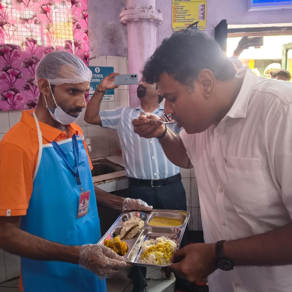 सीतापुर जिला-अस्पताल में डीएम ने लापरवाही पर लिया एक्शन:सफाई ठेकेदार का भुगतान कटेगा, डॉक्टर-स्टाफ नर्स को नोटिस, हॉस्पिटल मैनेजर पर भी कार्रवाई