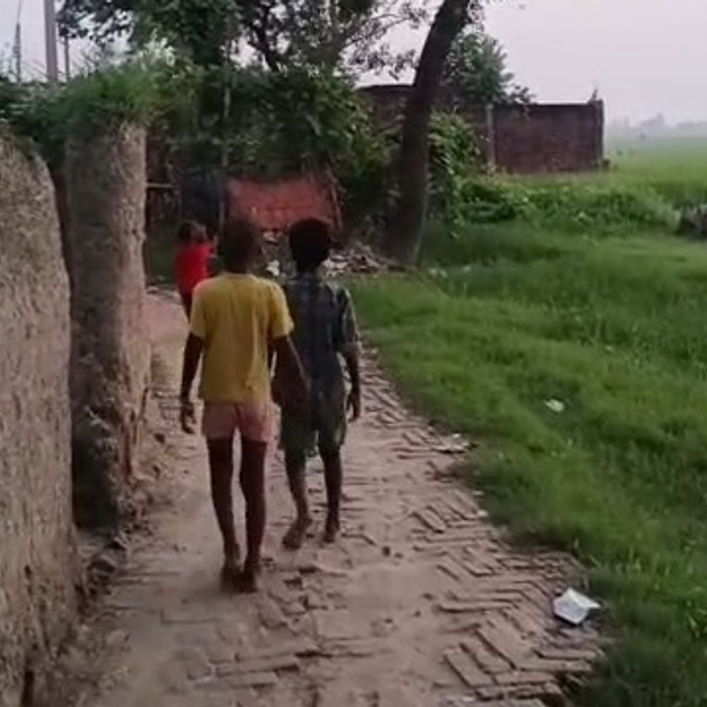 चंदौली नियामताबाद की दलित बस्ती में सड़क-नाली टूटी:गंदा पानी सड़कों पर जमा, ग्रामीण परेशान; अधिकारियों का घेराव करेंगे