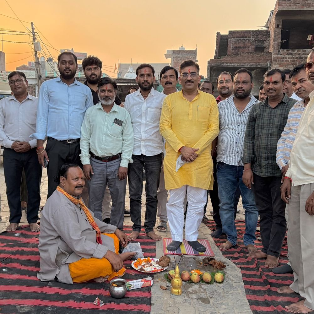 बंद रेलवे क्रॉसिंग के पास फ्लाईओवर पर सीढ़ियां बननी शुरू:लोहिया नगर समेत कई इलाकों के लोगों को मिलेगी सहूलियत, नगर पंचायत करा रही निर्माण