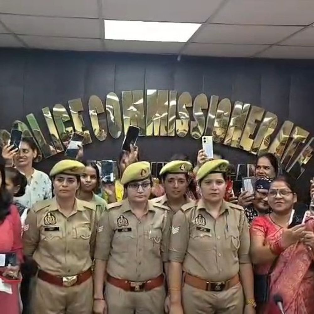 नोएडा पुलिस ने मालिकों को 25 लाख के फोन लौटाए:108 चोरी-खोए हैंडसेट बरामद किए थे, लोगों ने आभार जताया