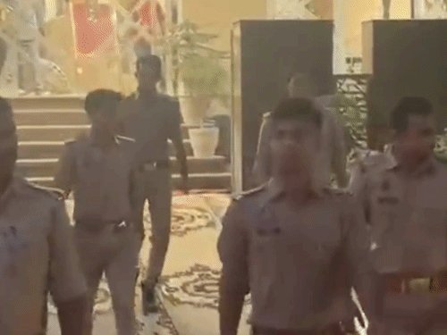 फर्रुखाबाद में पूर्व विधायक के होटल के बाहर फायरिंग:बेटे ने जानलेवा हमले की तहरीर दी, विवाद के बाद युवक ने 3 राउंड फायर किए