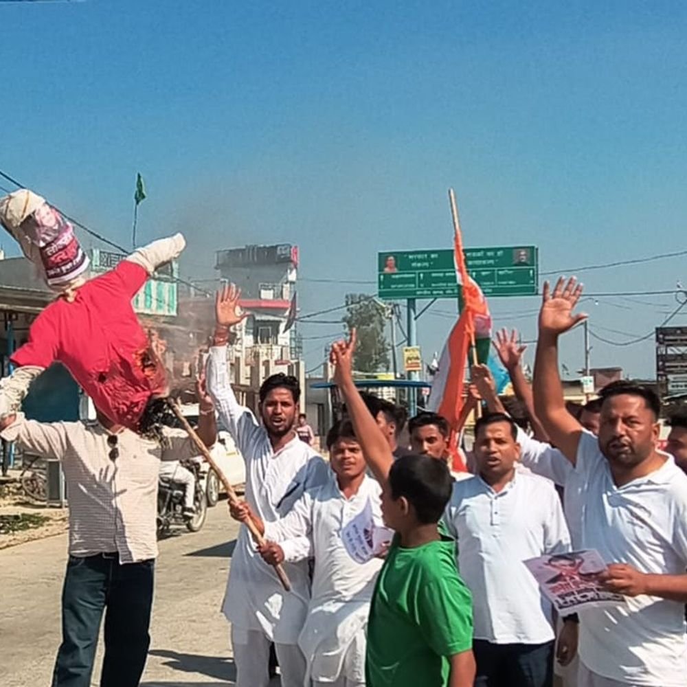 NSUI ने फूंका मुख्य चुनाव आयुक्त का पुतला:पीलीभीत में पुलिस की घेराबंदी तोड़कर किया प्रदर्शन