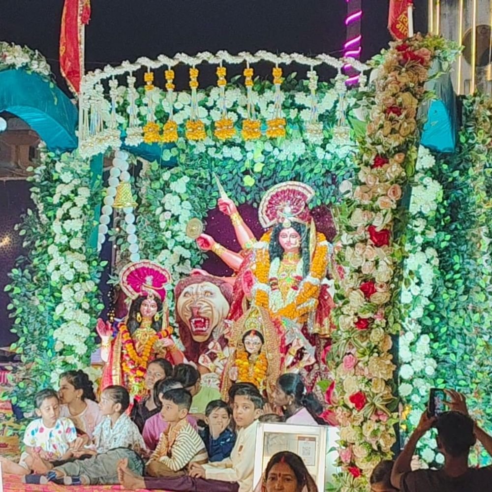 अमेठी में मां दुर्गा की प्रतिमाओं का विसर्जन:रामघाट पर पूरी रात चला विसर्जन, सुरक्षा में तैनात रही पुलिस
