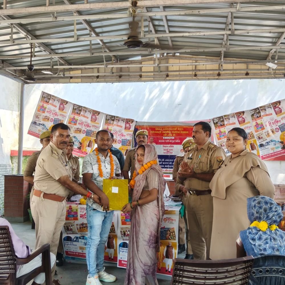 उन्नाव में पांच थानों में दंपत्तियों की काउंसलिंग:महिलाओं को साड़ी और मां दुर्गा की प्रतिमा देकर किया सम्मानित