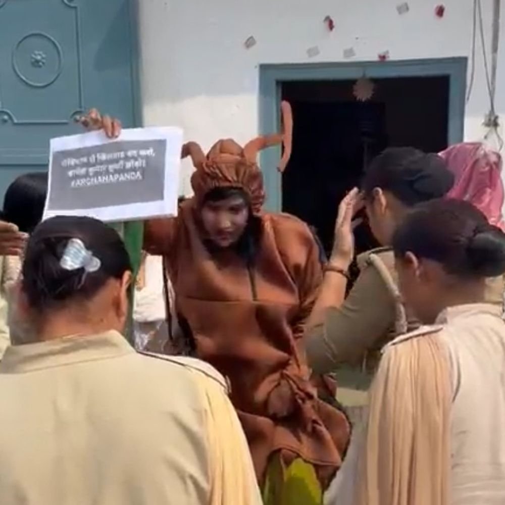 कांग्रेस नेत्री ने कॉकरोच ड्रेस पहनकर किया प्रदर्शन:पुलिस-प्रशासन पर बरसीं अर्चना पांडा, नजरबंदी का जताया विरोध