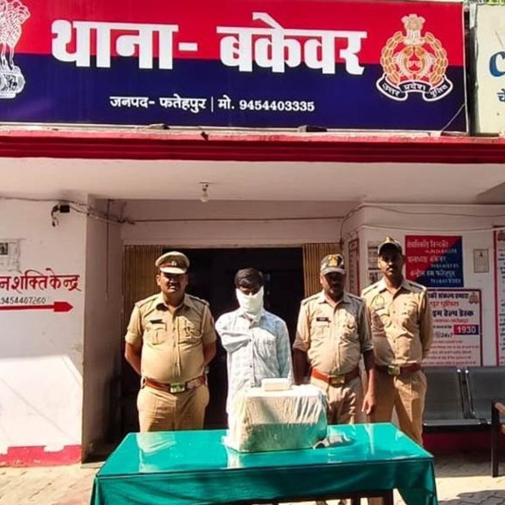 फतेहपुर में अवैध शराब के साथ अभियुक्त गिरफ्तार:73 पाउच देशी शराब बरामद, एमएलसी चुनाव के दौरान चोरी से बेचते पकड़ा