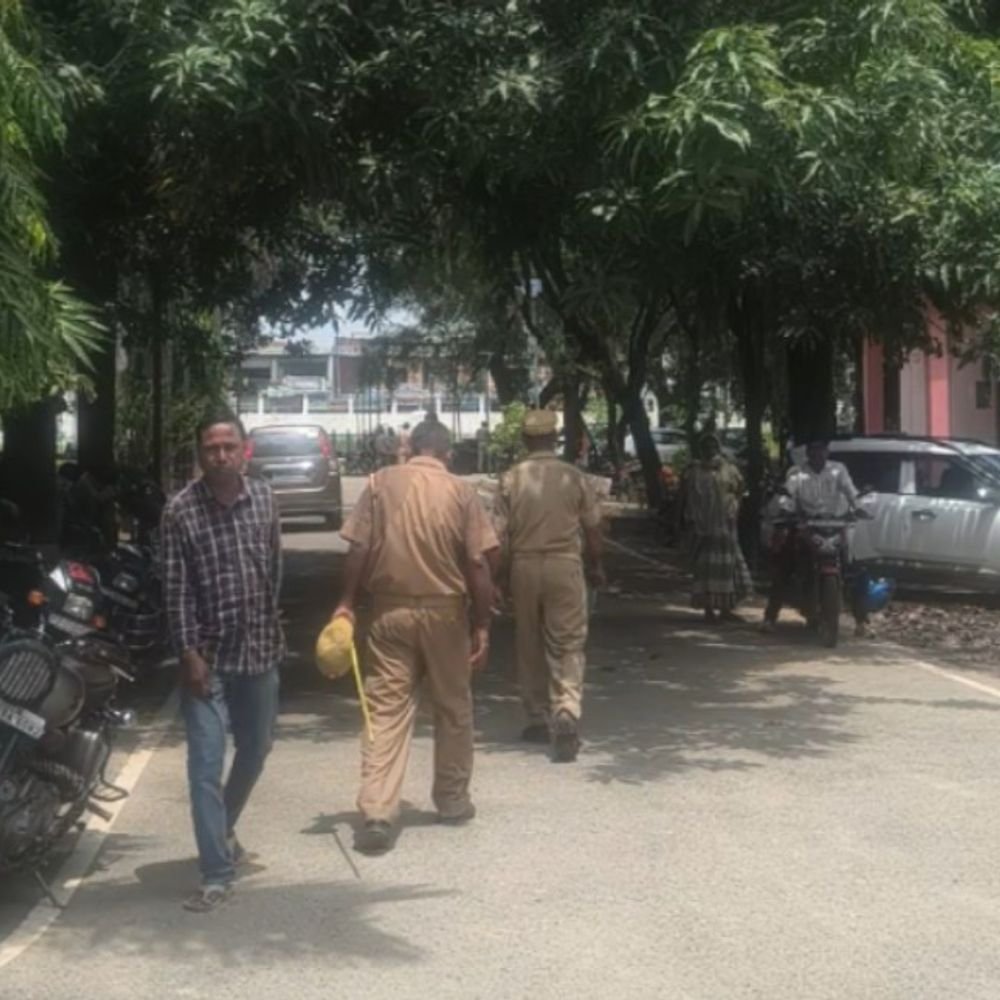 पुराने विवाद में युवक से मारपीट, सिर-आंख में चोट:गांव के तीन लोगों पर लाठी-ईंट से हमला करने का आरोप, केस दर्ज
