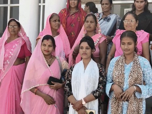 चित्रकूट में आंगनबाड़ी कार्यकर्ताओं का प्रदर्शन:2500 रुपये की प्रोत्साहन राशि मूल वेतन में जोड़ने की मांग