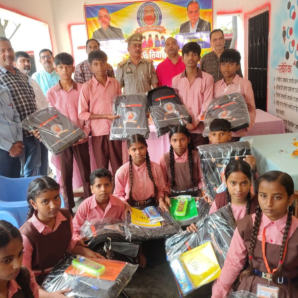 गोरखपुर में स्कूली बच्चों को मदद:समाजसेवी ने बांटे बैग और स्टेशनरी, अधिकारियों ने की सराहना