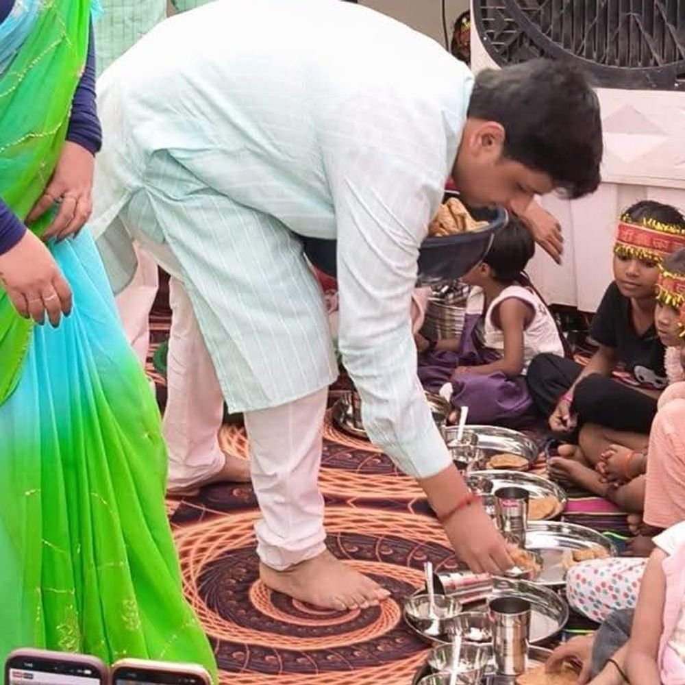 उन्नाव विधायक ने 5100 कन्याओं का पूजन किया:परिवार संग चरण वंदन कर लिया आशीर्वाद, भव्य कन्या भोज भी हुआ,